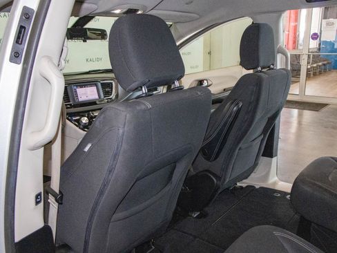 Used 2022 Chrysler Voyager LX FWD image 9