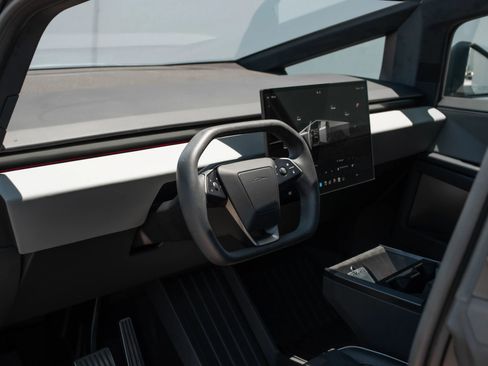 Used 2025 Tesla Cybertruck AWD Crew Cab image 9