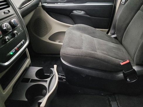 Used 2020 Dodge Grand Caravan SE image 26