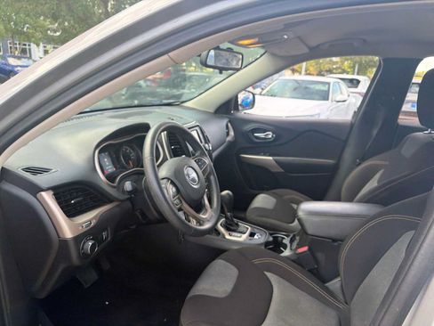 Used 2017 Jeep Cherokee Sport FWD image 7