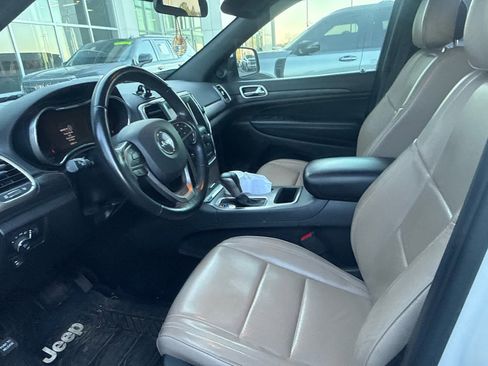 Used 2019 Jeep Grand Cherokee Laredo image 4