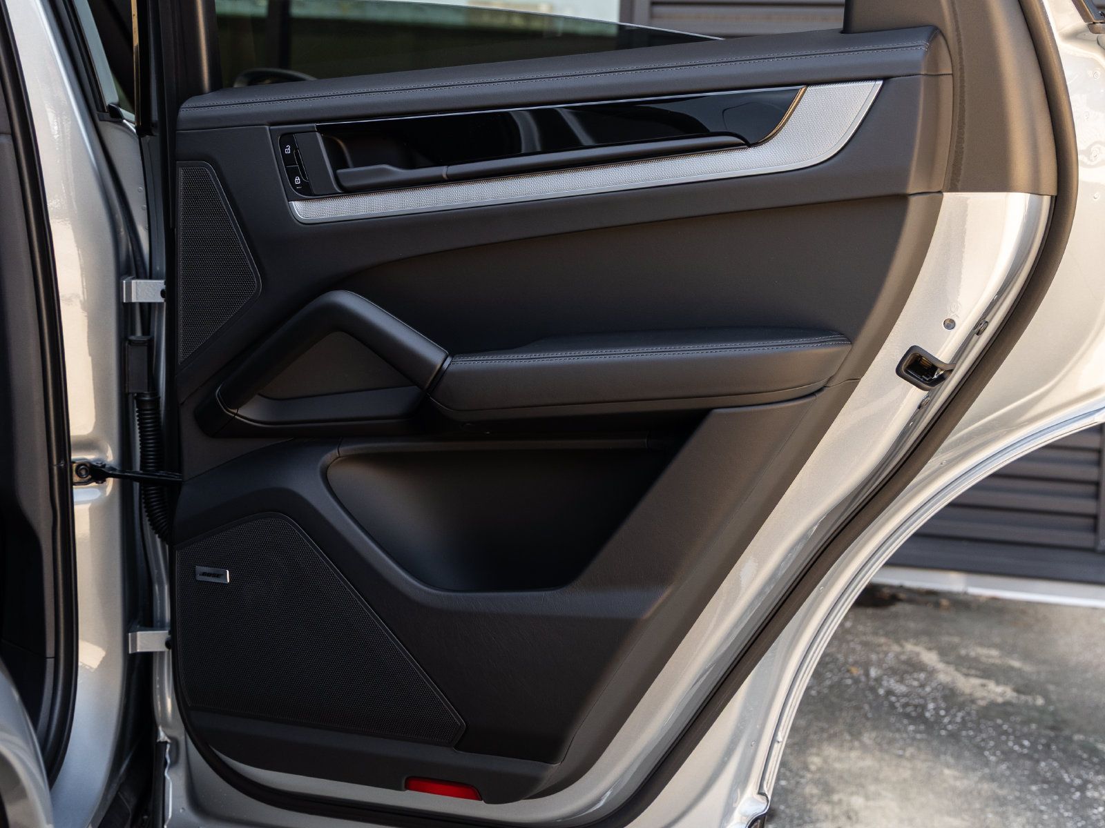 Certified 2025 Porsche Cayenne E-Hybrid Coupe AWD/4WD image 39