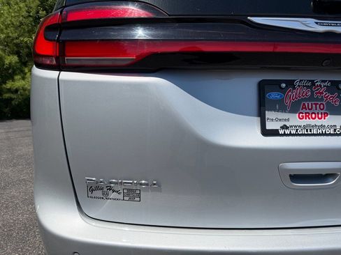 Used 2024 Chrysler Pacifica Touring-L FWD image 12
