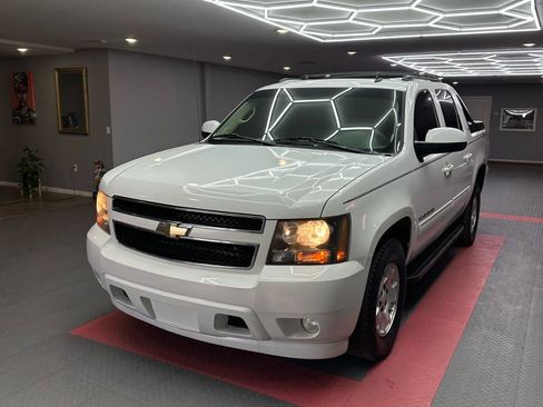 Used 2011 Chevrolet Avalanche LT image 2