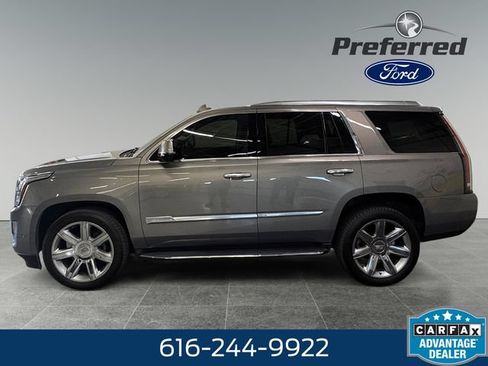 Used 2018 Cadillac Escalade Luxury AWD/4WD image 9