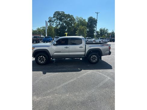 Used 2021 Toyota Tacoma TRD Off-Road w/ Technology Package AWD/4WD image 4