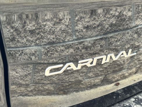 Used 2024 Kia Carnival EX image 5