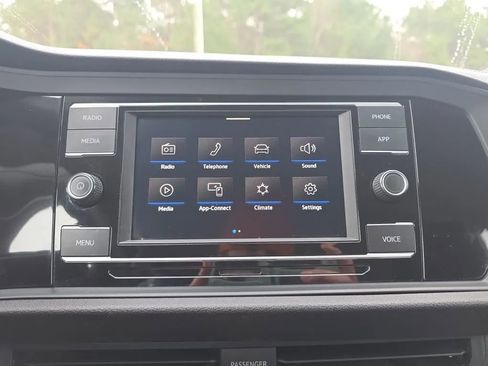 Used 2022 Volkswagen Jetta SE image 27