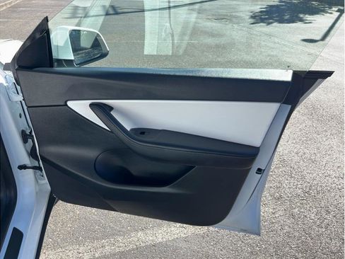 Used 2020 Tesla Model Y Long Range image 19