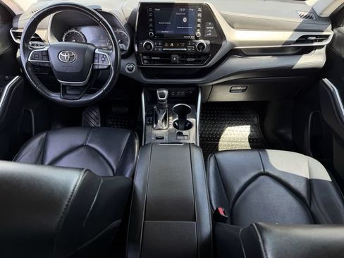 Used 2022 Toyota Highlander XLE FWD image 10