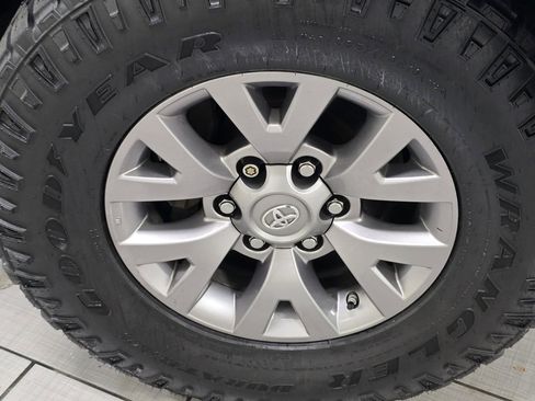 Used 2017 Toyota Tacoma SR5 image 6