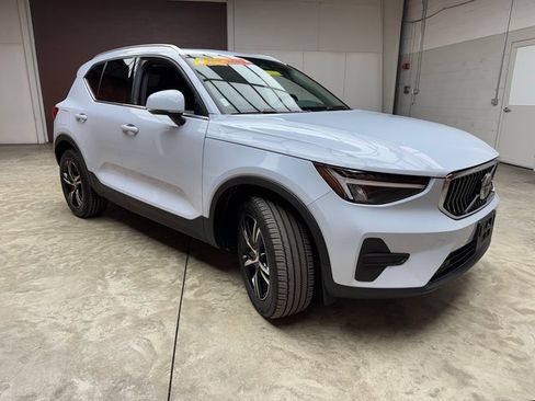 Used 2025 Volvo XC40 B5 Core image 7