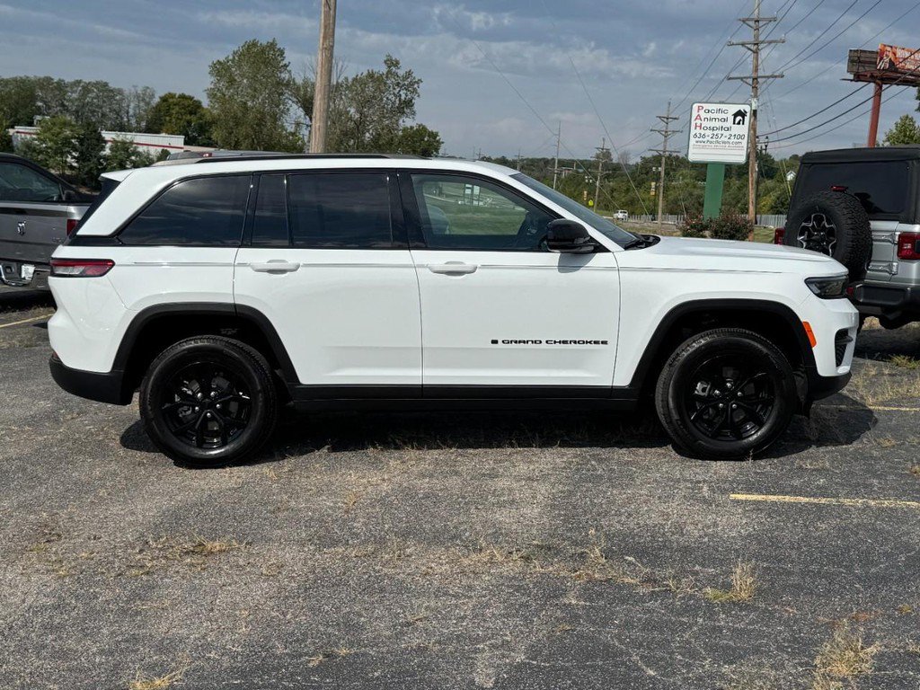 Used 2025 Jeep Grand Cherokee Altitude AWD/4WD image 2