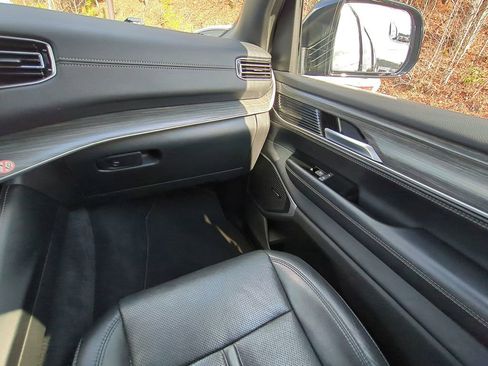 Used 2024 Jeep Wagoneer L Series II w/ Flexible Seating Group image 19