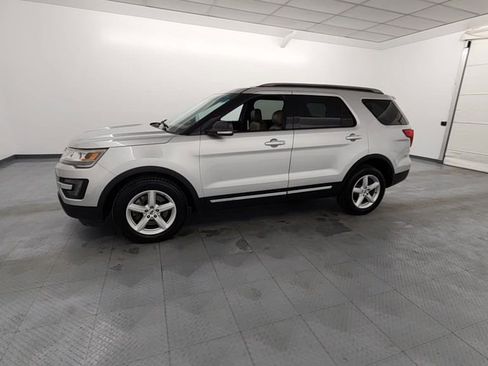 Used 2016 Ford Explorer XLT w/ Equipment Group 202A image 3