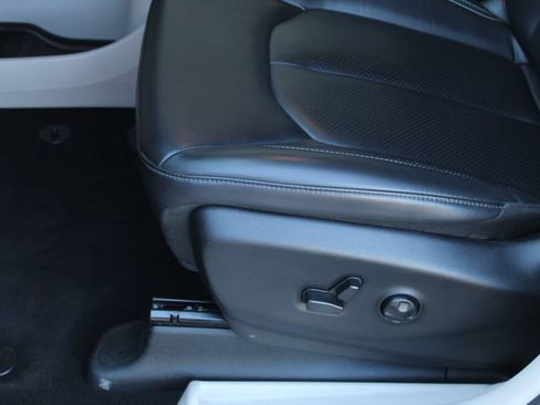 Used 2023 Chrysler Pacifica Touring-L FWD image 29