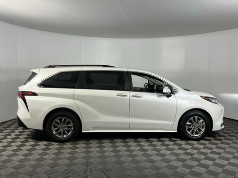 Used 2023 Toyota Sienna XLE image 5