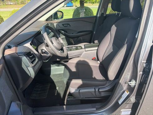 Used 2023 Nissan Rogue S image 8