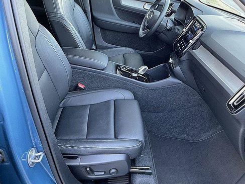 Certified 2025 Volvo XC40 B5 Plus AWD/4WD image 21
