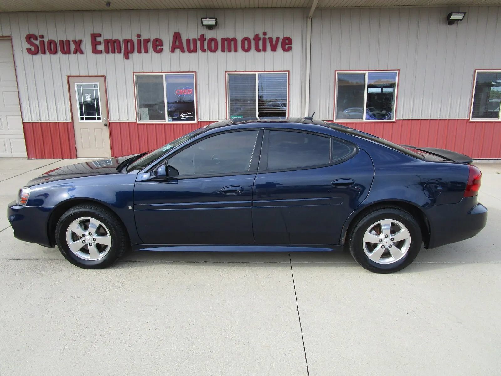 Used 2007 Pontiac Grand Prix w/ Sun And Sound Package FWD image 4