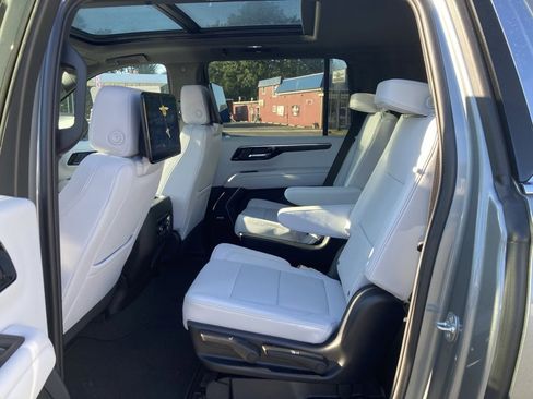 New 2025 Chevrolet Suburban Premier image 22