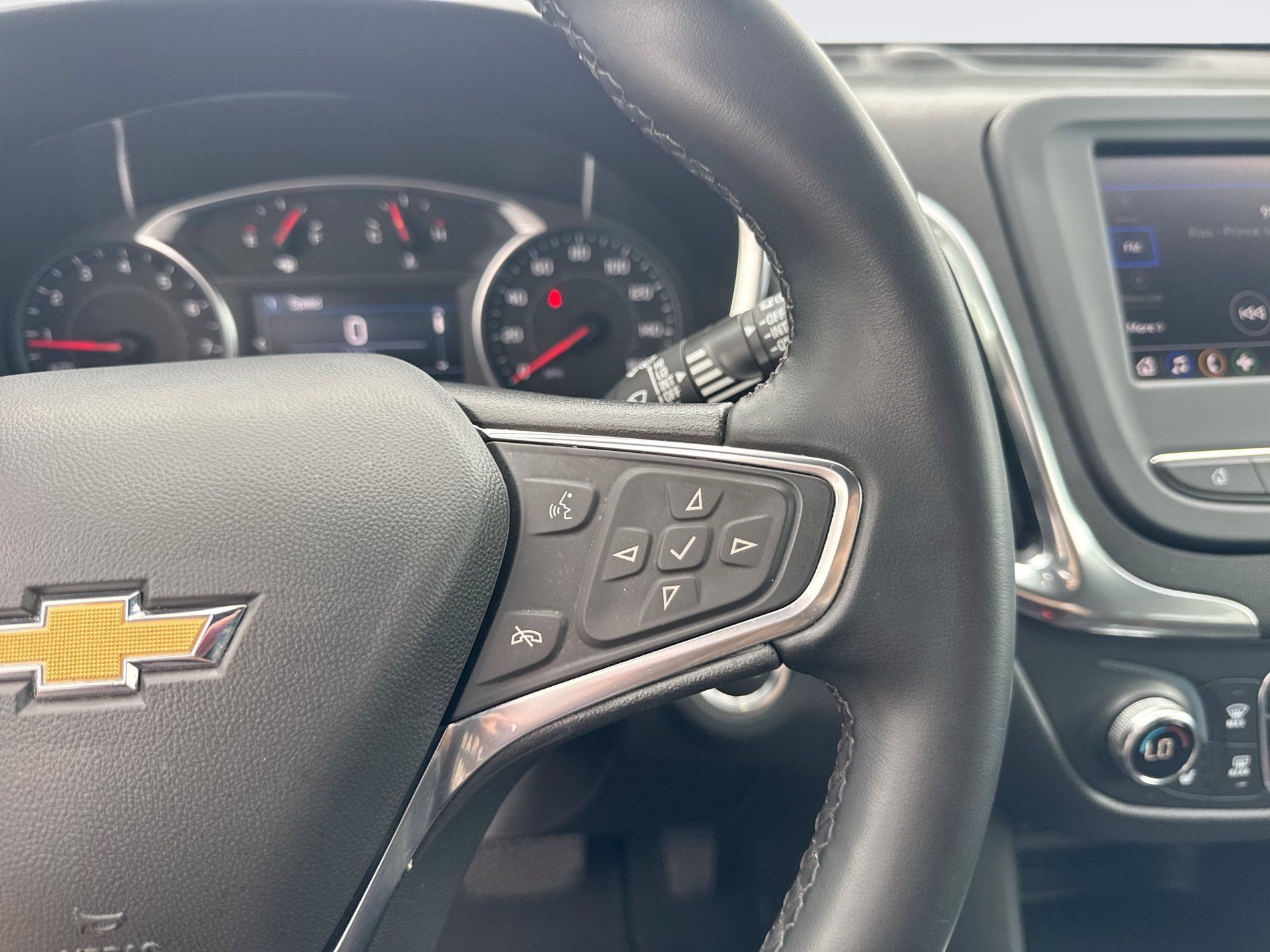 Used 2024 Chevrolet Equinox LT FWD image 25