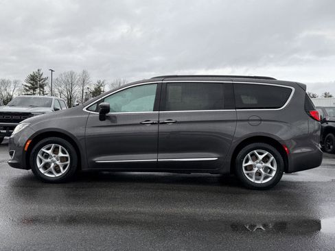 Used 2017 Chrysler Pacifica Touring-L w/ Tire & Wheel Group image 8