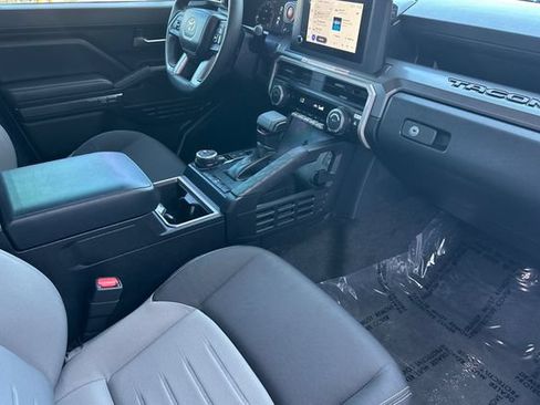 Certified 2025 Toyota Tacoma TRD Off-Road AWD/4WD image 19