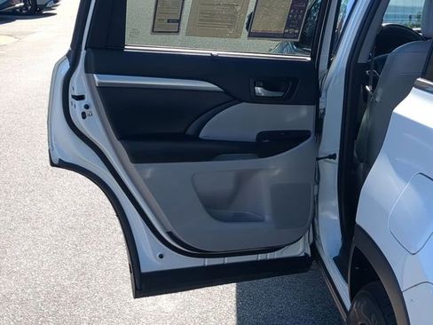 Used 2019 Toyota Highlander XLE image 31