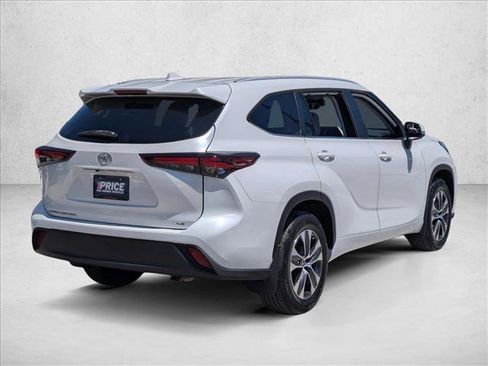 Used 2024 Toyota Highlander XLE FWD image 5