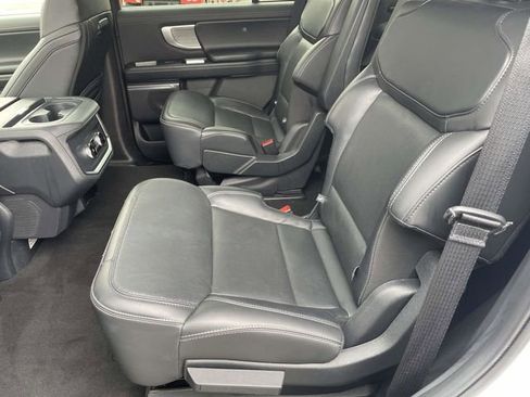 Used 2025 Ford Expedition Platinum image 17