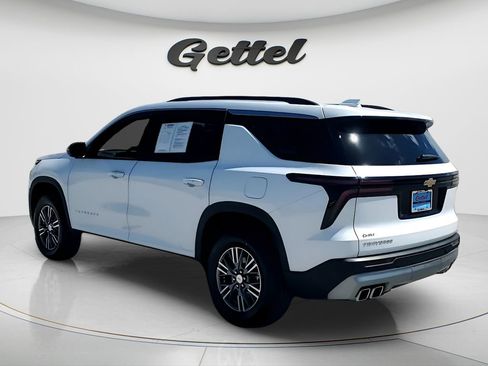 Certified 2025 Chevrolet Traverse LT FWD image 3