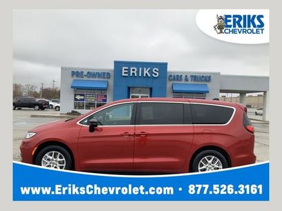 Used 2025 Chrysler Pacifica Select