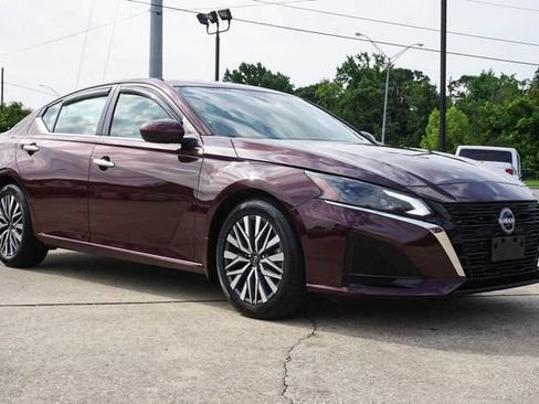 Used 2023 Nissan Altima 2.5 SV w/ SV Premium Package FWD image 2