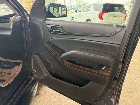 Used 2017 Chevrolet Suburban LT image 8