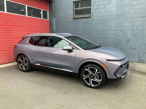 Used 2025 Chevrolet Equinox EV LT w/ Convenience Package II FWD image 1