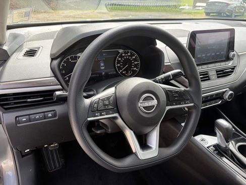 Used 2024 Nissan Altima 2.5 SV image 7
