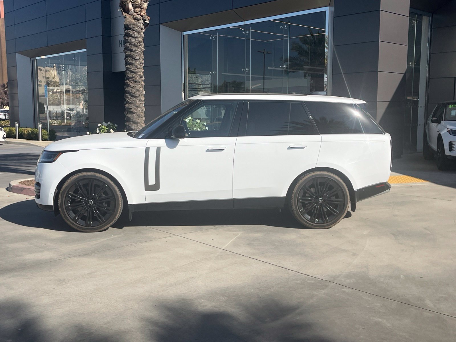 Certified 2023 Land Rover Range Rover SE AWD/4WD image 3
