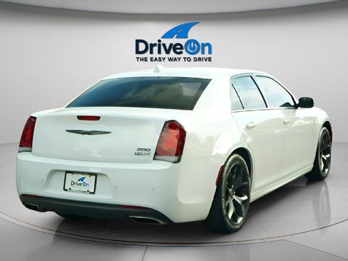 Used 2021 Chrysler 300 Touring L image 10