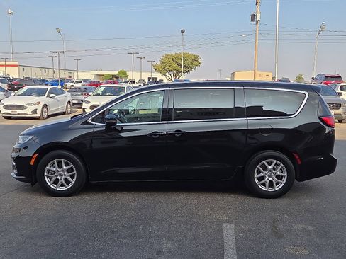 Used 2024 Chrysler Pacifica Touring-L FWD image 2