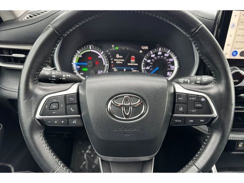 Certified 2023 Toyota Highlander XLE image 26
