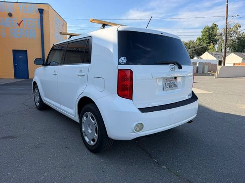 Used 2010 Scion xB FWD image 8