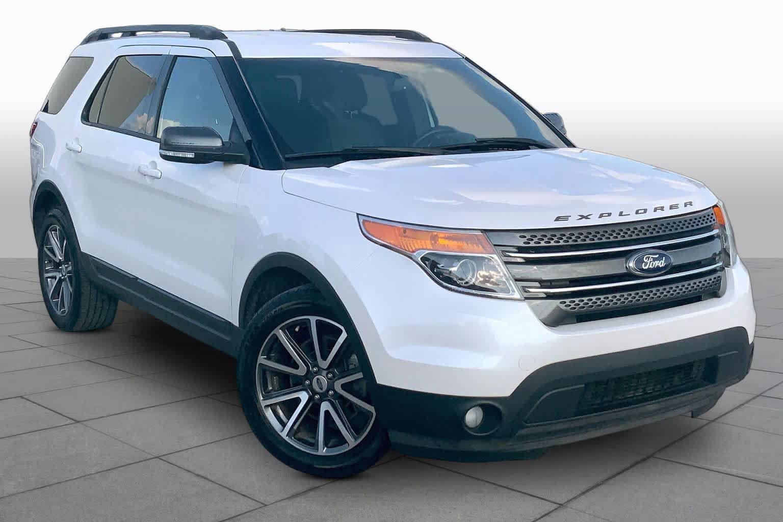 Used 2015 Ford Explorer XLT w/ Equipment Group 202A FWD image 3