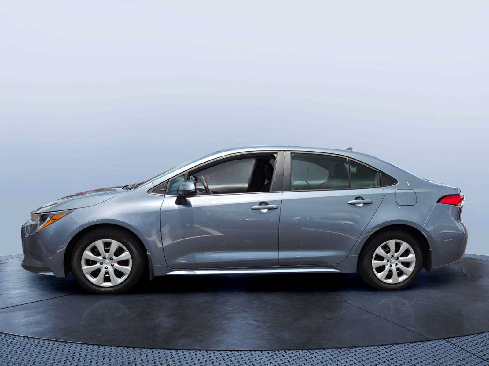 Used 2025 Toyota Corolla LE FWD image 3