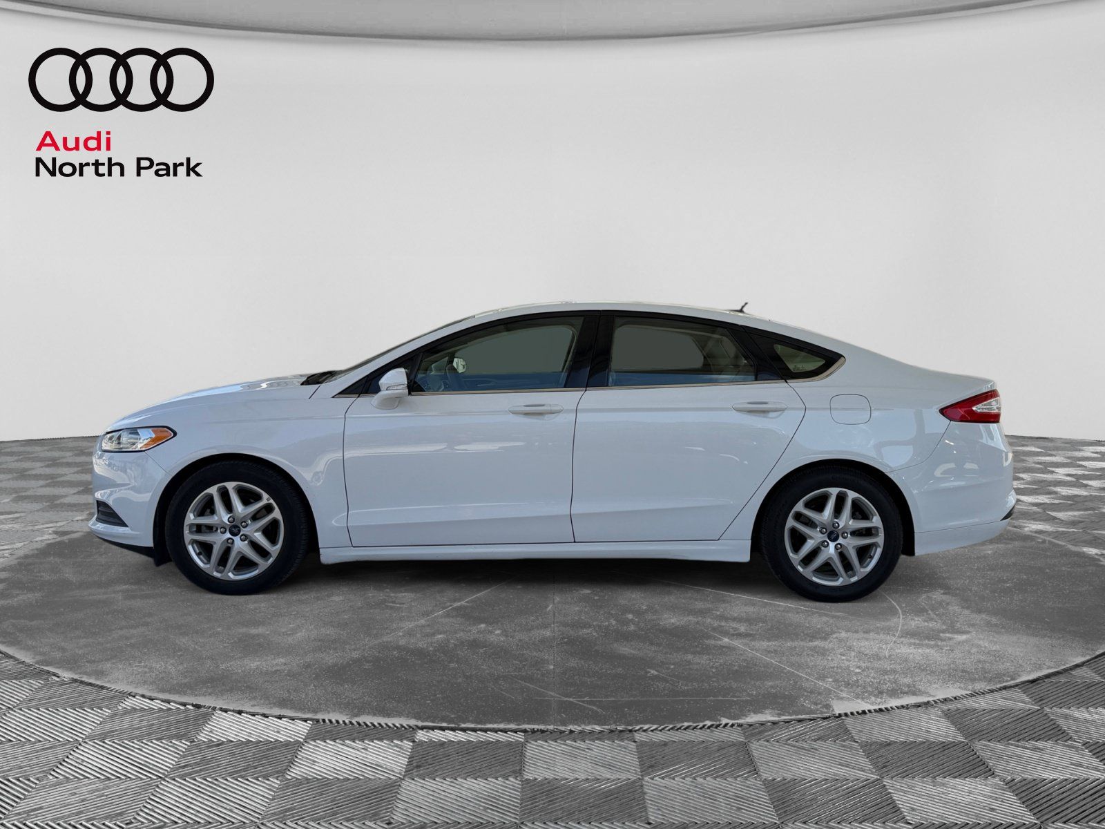 Used 2015 Ford Fusion SE FWD image 2