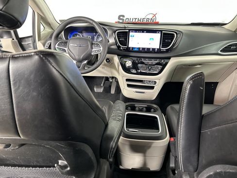 Used 2023 Chrysler Pacifica Touring-L FWD image 19