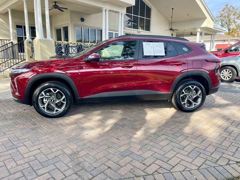 Used 2025 Chevrolet Trax LT w/ LT Convenience Package image 2