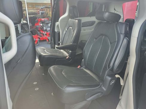 Used 2019 Chrysler Pacifica Limited FWD image 15