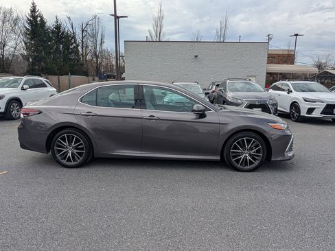 Used 2022 Toyota Camry XLE image 2