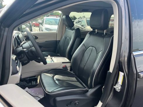 Used 2023 Chrysler Pacifica Limited FWD image 21